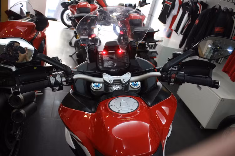 Với kính chắn gió cao cùng tay lái rộng, cũng giống như phiên bản Multistrada bình thường, Pikes Peak đem tới cảm giác điều khiển thoải mái cho người lái trong những hành trình dài ngày.