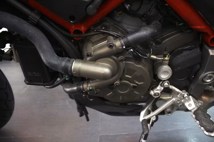 Với dung tích xi-lanh thực là 1198,4 cc, động cơ này có công suất tối đa lên tới 160 mã lực tại 9500 rpm, cùng với mô-men xoắn cực đại 136 Nm tại 7500 rpm. Xe được trang bị hộp số 6 cấp và tay ga điều khiển điện tử.