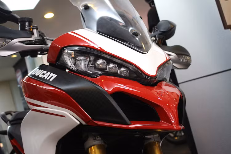 Về thiết kế, Multistrada Pikes Peak gần như hoàn toàn giống các phiên bản Multistrada khác. Ở phía trước chiếc xe vẫn là cặp đèn pha kép khá giống dòng superbike 1299 Panigale, sử dụng công nghệ LED và có khả năng thay đổi góc chiếu sáng theo hướng đánh tay lái.