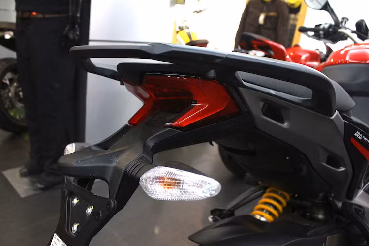 Cũng giống như các phiên bản Multistrada bình thường, đèn hậu của Pikes Peak có thiết kế góc cạnh độc đáo và sử dụng công nghệ LED. 2 đèn xi-nhan của xe nằm ở dưới pát biển số và sử dụng đèn sợi đốt bình thường.