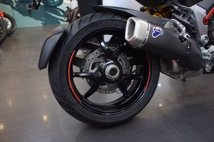 Bánh sau trên Pikes Peak có mâm thiết kế chữ Y 3 cánh và bản mâm rộng tới 6 inch. Chính vì vậy, dù cũng sử dụng lốp Pirelli Scorpion Trail II nhưng chiếc xe có cỡ lốp lên tới 190/55/17 ở phía sau.