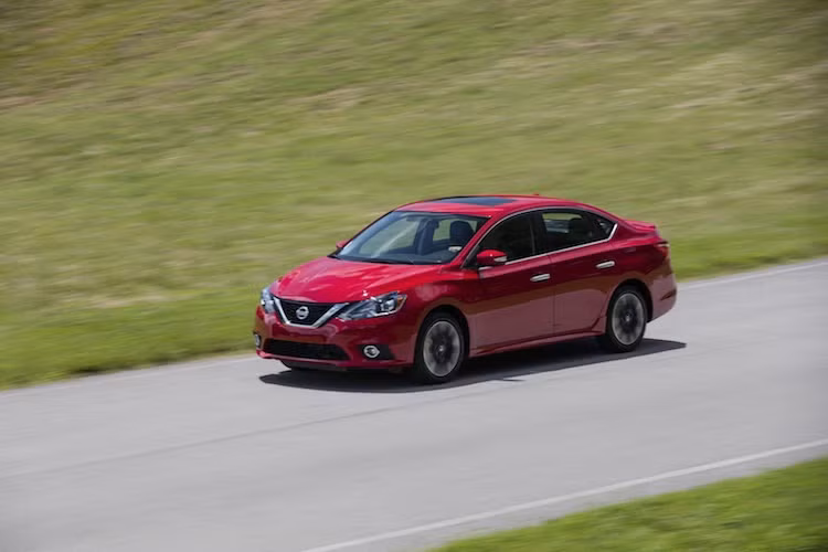 So với phiên bản SR với động cơ 1.8l nạp khí tự nhiên, động cơ này mạnh hơn tới 64 mã lực và cũng kèm theo 2 lựa chọn hộp số là số sàn 6 cấp hoặc tự động vô cấp CVT với chế độ chuyển số "ảo" bằng tay. Xe chỉ có hệ dẫn động cầu trước, và Nissan cũng chưa công bố thông tin về mức tiêu thụ nhiên liệu trên Sentra SR Turbo.