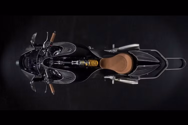 Một điểm đặc biệt khác trong thiết kế của Vanderheide so với những mẫu xe khác đó là két tản nhiệt được đặt ở phía sau đuôi xe, thay vì ở phía trước. Vị trí này tận dụng dòng chảy của không khí từ đầu tới đuôi xe để đưa gió làm mát bằng két tản nhiệt. Ngoài ra, đuôi xe còn là nơi chứa ắc quy.