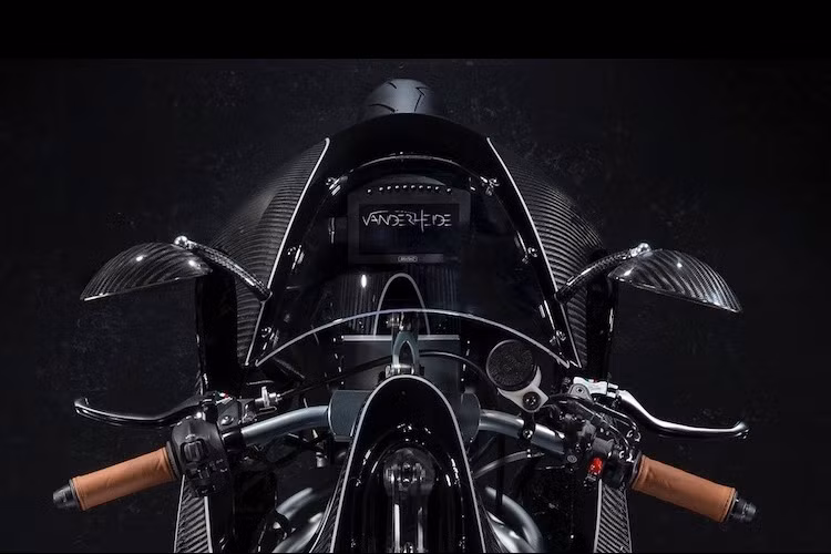 Do nơi đặt bình xăng lớn đã bị chiếm hữu bởi phuộc trước nên vị trí chứa xăng của chiếc xe cũng cực kỳ đặc biệt: bên trong thân xe. Không chỉ được làm hoàn toàn bằng sợi carbon, thân của xe Vanderheide còn có thiết kế nguyên khối và đồng thời đóng vai trò là khung chịu lực.