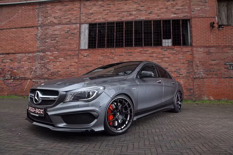 Ở dạng nguyên bản, CLA 45 AMG 2016 vốn đã được trang bị khối động cơ tăng áp 4 xi-lanh thẳng hàng được cải tiến nhẹ so với phiên bản cũ để đem tới công suất tối đa 375 mã lực, kết hợp cùng hộp số ly hợp kép 7 cấp và hệ dẫn động 4 bánh để giúp xe tăng tốc từ 0-100 km/h.