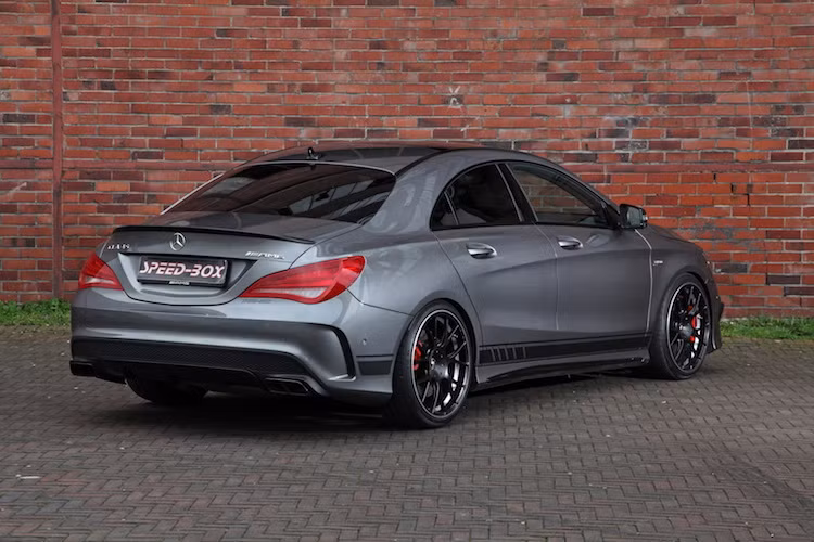 Một số tùy chọn được trang bị từ thương hiệu Mercedes-Benz như các họa tiết kẻ sọc chạy dọc dưới hai bên thân xe và cánh đuôi dạng nẹp bằng sợi carbon trên nắp khoang hành lý càng khiến cho mẫu coupe 4 cửa này trở nên thể thao hơn.