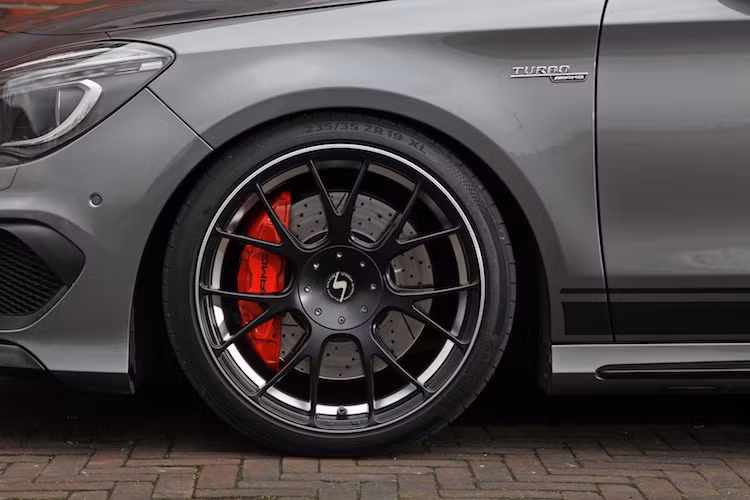 Ở bên ngoài ngoại thất, chi tiết thay đổi duy nhất của chiếc xe đó là bộ vành đúc 19 inch mới với thiết kế 7 cánh kép và lốp cỡ 235/35. Đằng sau bộ mâm là má phanh AMG sơn màu cam nổi bật và hệ thống treo thể thao H&amp;R.