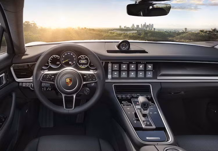 Không chỉ có kiểu dáng bên ngoài đầy mới mẻ, nội thất của Panamera 4 E-Hybrid cũng được thiết kế lại hoàn toàn theo hướng tối giản nhưng thanh lịch, sang trọng và hiện đại. Trên bảng điều khiển trung tâm, nhiều nút bấm đã được thay bằng các phím cảm ứng, đồng thời một màn hình lớn tới 12,3 inch cũng nằm trên bảng táp-lô. 2 bên đồng hồ báo tua cũng là những màn hình 7 inch cung cấp các thông tin về hệ động lực hybrid.