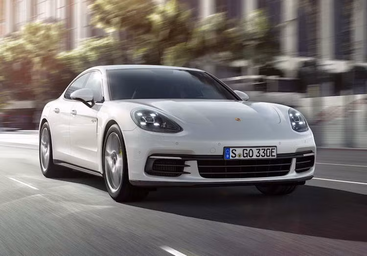 Trên Panamera 4 E-Hybrid, Porsche đã trang bị cho chiếc xe một động cơ 2.9l V6 tăng áp kép với công suất tối đa 330 mã lực và mô-men xoắn cực đại 450 Nm, kèm theo hộp số ly hợp kép PDK 8 cấp. Ngoài ra, xe còn được trang bị một mô-tơ điện 136 mã lực/400 Nm. Với hệ động lực này, Panamera 4 E-Hybrid đạt 0-100 km/h chỉ trong 4,6 giây và tốc độ tối đa 178 km/h.