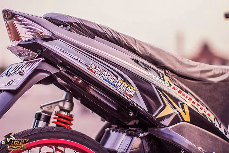 Để "làm mới" lại chiếc xe, biker này đã dán lại cho Mio bộ tem mới với thiết kế cá tính và sặc sỡ hơn, theo đúng phong cách được người Thái ưa chuộng. Tay xách phía sau xe cũng đã được bỏ đi để khiến chiếc xe trông gọn gàng hơn.