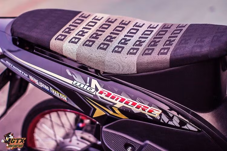 Giống như những chiếc xe đua drag, bộ yên nguyên bản đã được gọt mỏng sau đó bọc bằng vải có in chữ Bride - một thương hiệu ghế thể thao dành cho ôtô khá nổi tiếng tới từ Nhật.