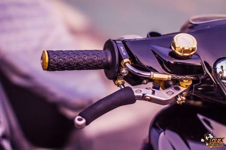 Ở phía trên tay lái, chiếc Mio đã có cặp tay phanh đồ chơi có khớp gập chống gãy khi đổ xe. Cùm ga của chiếc xe cũng đã được thay bằng cùm cuốn Active gọn gàng và nhạy hơn. Bên cạnh là bình dầu phanh nắp vàng nổi bật của Antlion.