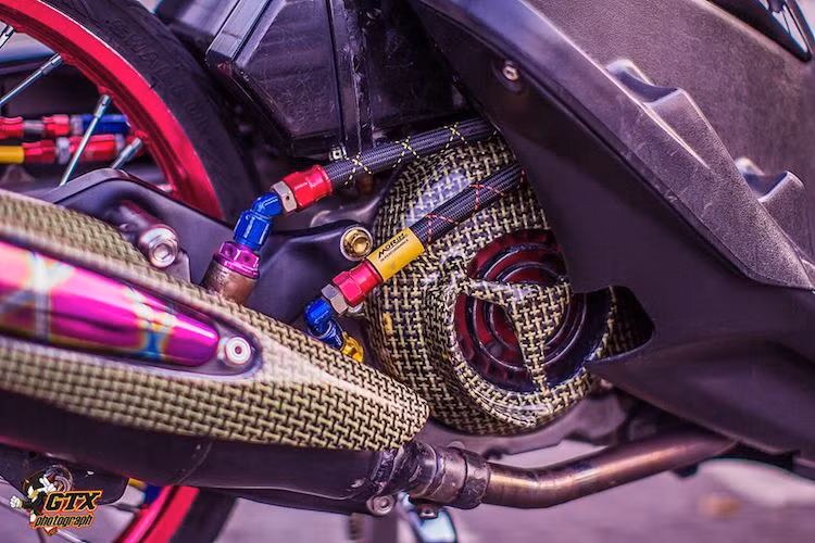 Các dây dầu và thông nhớt của động cơ đã được thay bằng dây Morin thông hơn, nằm cạnh ốp pô 7 màu và ốp quạt gió với họa tiết sơn giả sợi Kevlar - một loại vật liệu bền tương đương sợi carbon và có hoa văn đặc trưng màu vàng.