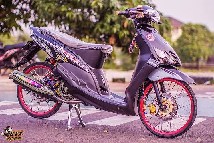 Tại nhiều nước Đông Nam Á, mẫu xe tay ga cỡ nhỏ Yamaha Mio đời đầu với 4 phiên bản là Amore, Classico, Maximo và Ultimo vẫn rất được ưa chuộng bởi dân đua drag do có lượng phụ tùng nâng cấp dồi dào. Bên cạnh đó, chiếc xe cũng thường xuyên được độ kiểng đầy sặc sỡ theo phong cách Thái Lan.