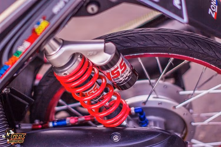 Trong khi phuộc trước được chủ xe giữ nguyên bản thì ở phía sau, cây phuộc YSS với bình dầu liền đã được trang bị cho Mio, khiến chiếc xe êm ái và ổn định hơn.