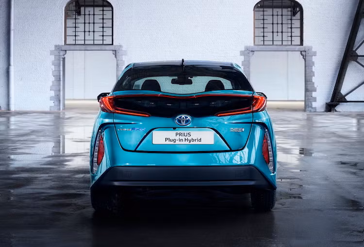 Bên cạnh đó, hàm lượng khí thải CO2 của chiếc xe ra ngoài môi trường cũng chỉ còn 22g/km. Hiện tại, giá bán cũng như thời điểm bán ra của Prius Plug-in Hybrid chưa được hãng xe Toyota công bố.
