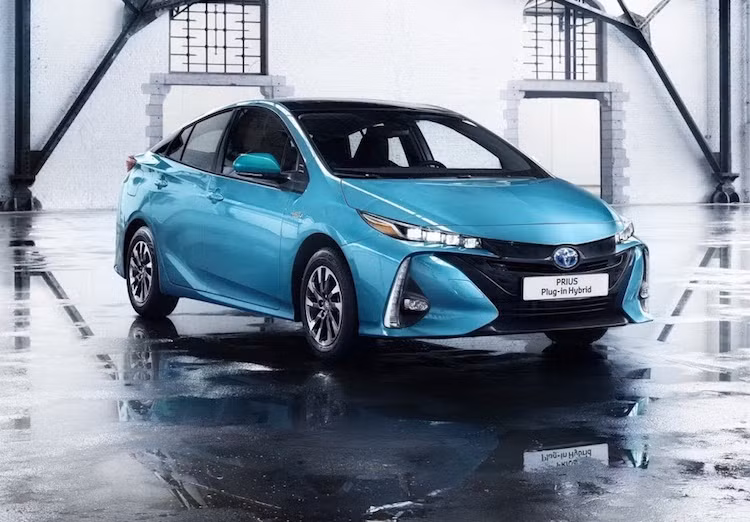Còn được biết tới với tên gọi Prius Prime, Toyota Prius Hybrid là phiên bản mới nhất của dòng xe xanh Prius, với sự khác biệt chính là khả năng nạp điện bằng cách cắm sạc từ nguồn điện ngoài, thay vì chỉ sạc điện khi chiếc xe sử dụng động cơ xăng trên đường.