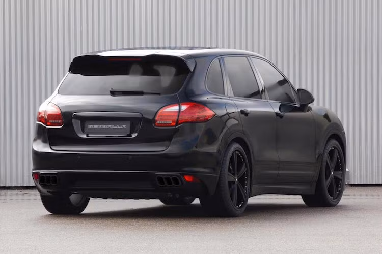 Ở hai bên thân xe và phía sau, gói độ của Gemballa cũng sẽ bổ sung cho Cayenne nẹp dưới hông cùng cản sau mới cá tính hơn.