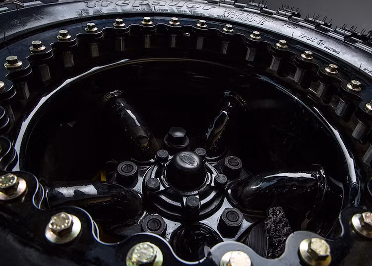 "Dàn chân" của chiếc xe cũng đã được chú ý với bộ mâm ghép offroad "siêu khủng", bọc xung quanh là những chiếc lốp gai. Lốp xe cũng là chi tiết duy nhất khác biệt với chiếc Defender trong Spectre khi Tweaked Automotive đã chọn loại có đường kính nhỏ hơn 2 inch so với phim, chỉ đạt 37 inch.