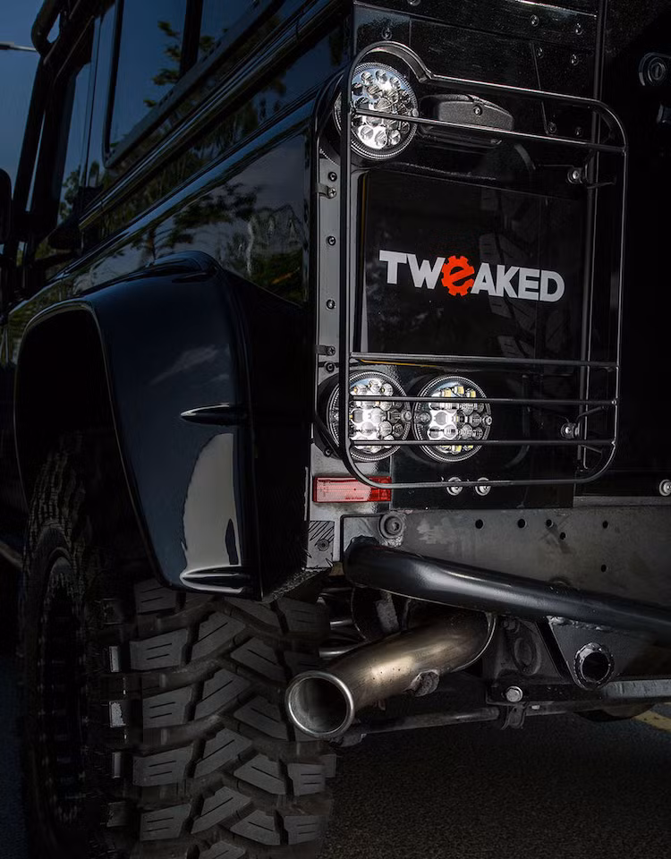 Khối động cơ diesel của Defender cũng đã được Tweaked Automotive nâng cấp bằng cách trang bị ECU độ 3 chế độ, lọc gió, hệ thống xả cùng dàn làm mát mới. Sau khi độ lại, chiếc xe có công suất 190 mã lực và mô-men xoắn cực đại gần 500 Nm.