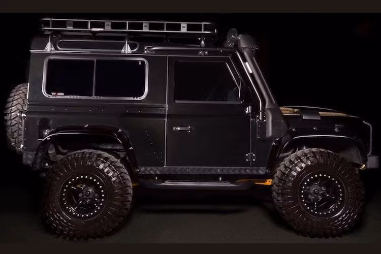  Hãng Tweaked Automotive sẽ chỉ độ một số lượng giới hạn Defender lên phiên bản Spectre. Khách hàng sẽ phải trực tiếp gọi điện hoặc gửi mail tới hãng để đặt hàng và được báo giá. Sau đó, mỗi chiếc xe sẽ mất tới 8 tuần mới có thể hoàn thành.