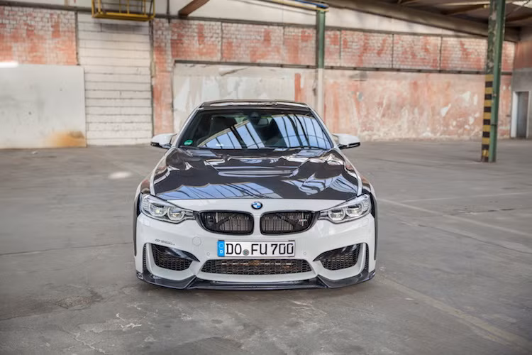 Ở dạng nguyên bản, M4 vốn đã sở hữu động cơ tăng áp kép 3.0l 6 xi-lanh thẳng hàng với công suất tối đa lên tới 425 mã lực và mô-men xoắn cực đại 550 Nm. Carbonfiber Dynamics đã bắt đầu việc độ hiệu năng cho xe bằng hệ thống ECU Burger Motorsport JB4 đã được hiệu chỉnh và kèm theo 8 chế độ map khác nhau, phù hợp với mọi điều kiện từ đường đua tới sử dụng hàng ngày.