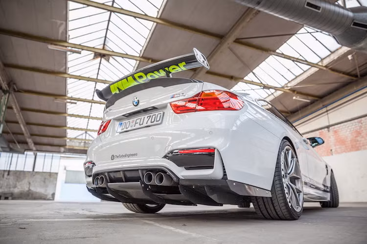 Phần đuôi của M4 cũng đã trải qua một cuộc "đại cải cách" về tính khí động học với cánh đuôi dạng nẹp, cánh đuôi lớn trên nắp khoang hành lý và cánh khuếch tán không khí dưới gầm của hãng Alpha-N. Giống như nhiều chi tiết khác trên chiếc xe, những cánh này cũng được làm từ sợi carbon.