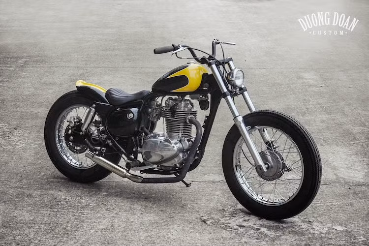 Với kiểu dáng của một chiếc cổ điển, Kawasaki Estrella 250 là một "xác xe" hoàn hảo để tạo ra các bản độ cafe racer hay tracker. Tuy nhiên, những chàng trai ở xưởng DuongDoan Design tại Hà Nội đã nhận ra rằng kết cấu khung của Estrella cũng rất hoàn hảo để xây dựng lên một bản độ bobber.