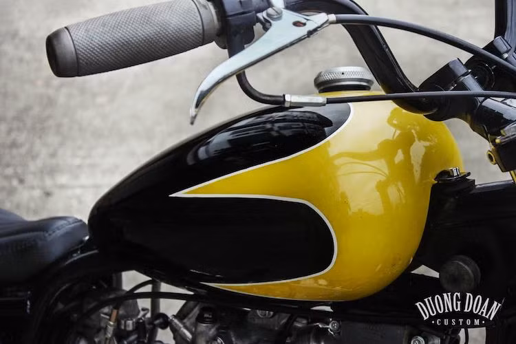 Trong khi đó, bình xăng của chiếc xe lại là một nét "chấm phá" nổi bật với kiểu dáng bình "hạt đậu" (peanut), sau đó được sơn trong tông màu đen cùng với các họa tiết cách điệu thành ngọn lửa, đầy "chất chơi" như những chiếc xe độ Harley-Davidson.