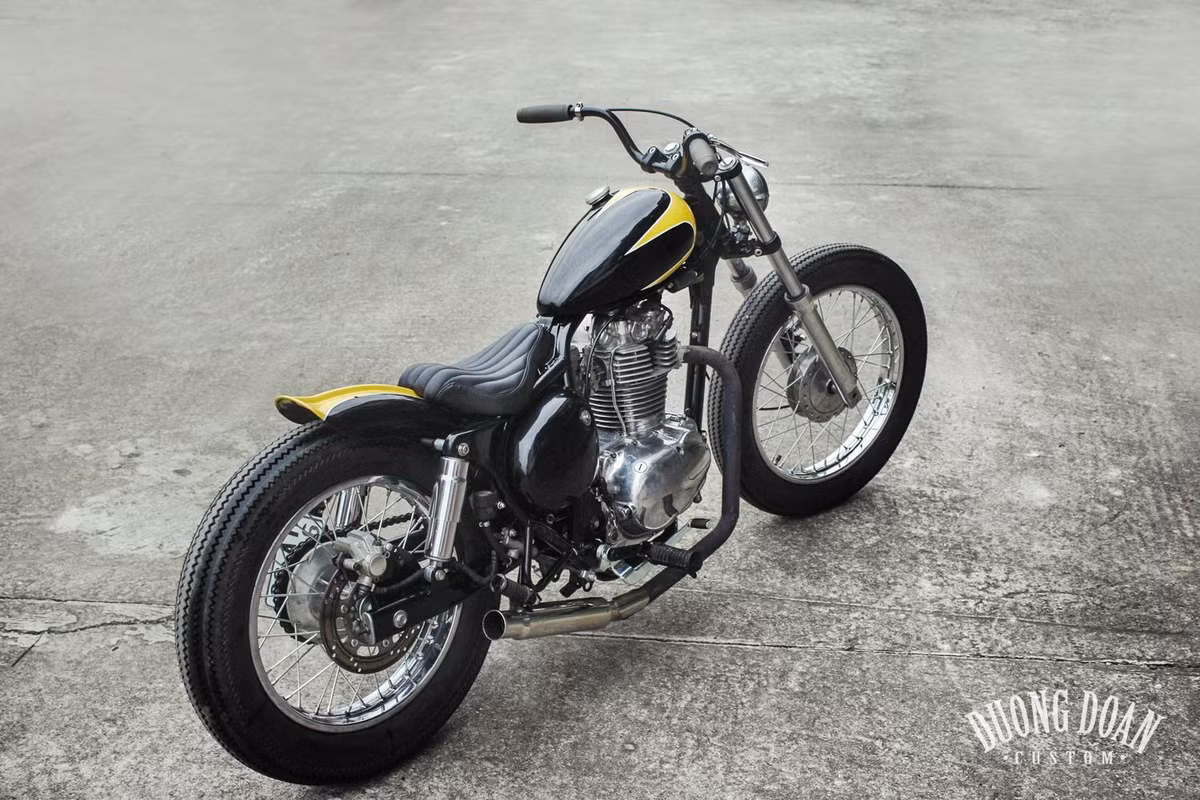 Cùng với hệ thống xả độ và không có giảm thanh, chiếc Kawasaki Estrella đã hoàn toàn "lột xác", từ một mẫu xe côn tay nam cổ điển và rất "lành" để trở thành một chiếc bobber đầy cá tính và "nổi loạn".