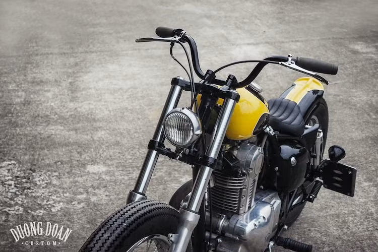 Giống như nhiều bản độ khác của DuongDoan trước đây, cặp bánh của chiếc xe lại sử dụng lốp vân vintage của Firestone để đem tới vẻ cổ điển. Ngoài chiếc đèn pha đặt chính giữa cặp phuộc, bánh xe và tay lái, chiếc Estrella hoàn toàn không có chi tiết "thêm thắt" nào khác.