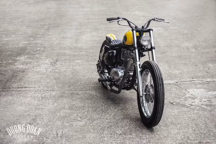 Chính vì vậy, thay vì các phong cách thường thấy, DuongDoan Design đã quyết định chọn bobber là kiểu dáng cho dự án độ Estrella mới nhất của họ. Thành quả mà xưởng đạt được là một chiếc bobber đậm chất cổ điển, tối giản một cách tối đa nhưng cũng đầy "nổi loạn" và cá tính.