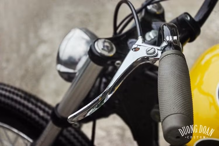Ngay cả ở trên tay lái, chiếc xe này cũng hoàn toàn vắng bóng các cùm công tắc, đồng hồ... Thay vào đó chỉ là 2 bên tay nắm cùng tay phanh và tay côn thanh lịch như được lấy từ những chiếc xe đạp cổ.