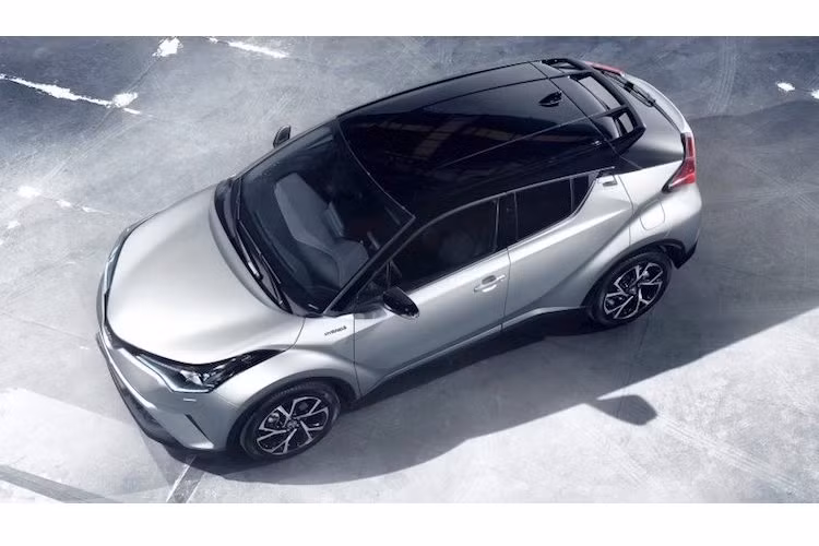 Có chiều dài 4360 mm, rộng 1795 mm, cao 1555 mm cùng khoảng cách giữa 2 trục bánh 2640 mm, C-HR sẽ có khoang hành lý thể tích 370 lít khi hàng ghế sau vẫn được mở. Hiện chưa rõ thể tích khoang hành lý tối đa khi gập hàng ghế sau lại là bao nhiêu.