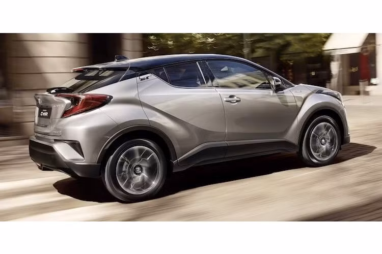 Tại Anh, Toyota C-HR sẽ được bán với 2 loại động cơ, trong đó có 1 bản chạy xăng bình thường và 1 bản có thêm động cơ điện (hybrid). Trong đó, phiên bản chạy xăng của chiếc xe sẽ được trang bị động cơ 4 xi-lanh tăng áp 1.2l hoàn toàn mới với mã hiệu 8NR-FTS, sản sinh công suất 115 mã lực và mô-men xoắn 185 Nm.