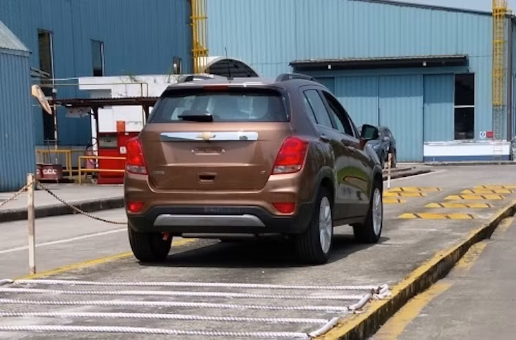 Trong khi đó, phần thân của chiếc xe với thiết kế cơ bắp, bầu bĩnh vẫn được giữ nguyên. Ở phía sau, Chevrolet Trax 2016 có một số khác biệt nhỏ trên cản sau và chóa trong của đèn hậu.