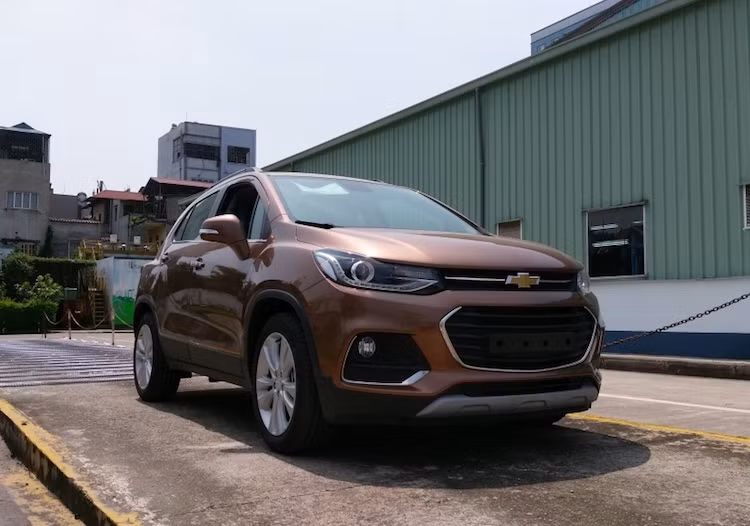 Mới đây nhất, hình ảnh của Chevrolet Trax đã được ghi lại khi chiếc xe đang được thử nghiệm trong nhà máy của GM tại Hà Nội. So với phiên bản cũ, chiếc Trax mới có sự khác biệt lớn ở phần đầu với thiết kế mới hiện đại hơn gồm lưới tản nhiệt theo phong cách đồng nhất với những mẫu Chevrolet mới ra gần đây và đèn pha LED projector.