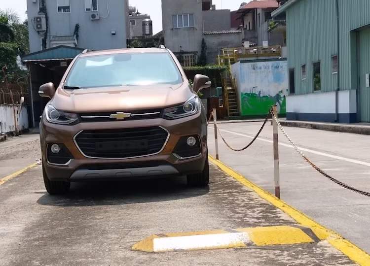Hiện tại, vẫn chưa rõ lần này Chevrolet sẽ chỉ tiếp tục trưng bày Trax 2016 tại triển lãm VMS 2016 để thăm dò ý kiến khách hàng như lần trước, hay hãng sẽ công bố và phân phối chính thức dòng xe này tại Việt Nam.