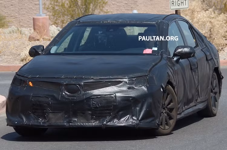 Dù có "phom" khá giống như phiên bản hiện tại nhưng từ những đường nét đầu xe ẩn sau lớp ngụy trang, có thể thấy Camry thế hệ mới sẽ sở hữu kiểu dáng ấn tượng và thể thao hơn nhiều, thậm chí là có phần khá giống những chiếc Lexus cao cấp.