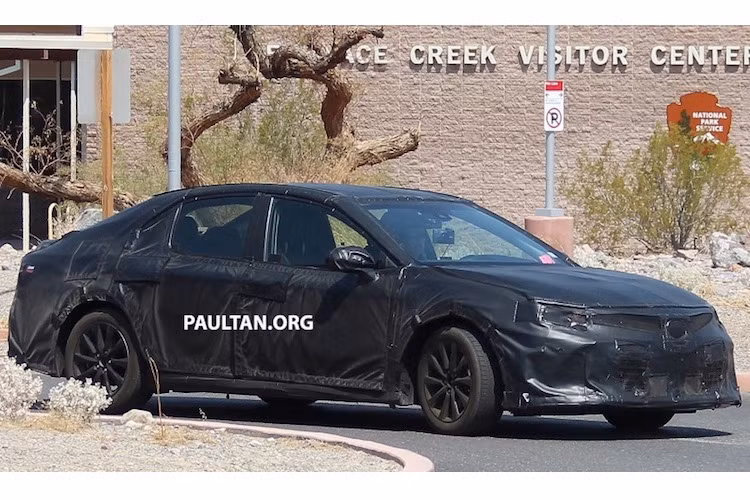 Nhân tiện nói về xe xanh, Camry 2018 chắc chắn sẽ có một phiên bản với hệ động lực xăng - điện (hybrid). Đặc biệt, động cơ xăng trên phiên bản này sẽ là loại máy 4 xi-lanh tăng áp mới. Phiên bản cao cấp nhất của Camry nhiều khả năng vẫn sẽ được trang bị động cơ 3.5l V6.