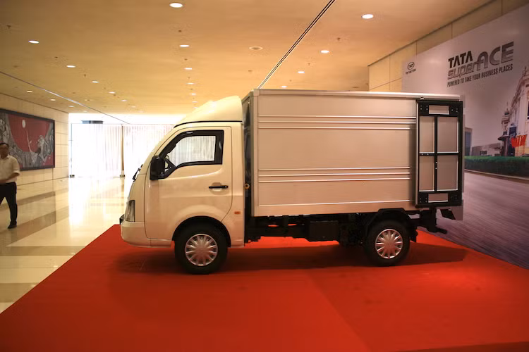 Với kích thước D x R x C lần lượt là 4340, 1565, 1864 mm cùng trục cơ sở dài 2380 mm, Tata Super Ace có thể dễ dàng di chuyển trong thành phố và có bán kính vòng quay chỉ 5,1. Sàn chở hàng của xe dài 2,6 m và được thiết kế phù hợp với việc chở nhiều loại hàng hóa khác nhau.