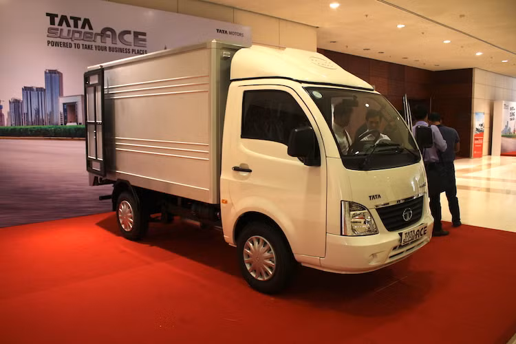 Nằm ở phân khúc xe tải nhỏ vốn chỉ có một số lựa chọn ở Việt Nam như Suzuki Super Carry Pro hay các dòng xe Trung Quốc có chất lượng không ổn định, Super Ace phù hợp với việc di chuyển trong thành phố hoặc đường dài và thích hợp cho việc chuyên chở các loại hàng hóa khác nhau như: xi măng, vật liệu xây dựng, thực phẩm, rau quả, hàng tiêu dùng nhanh và đồ gia dụng.