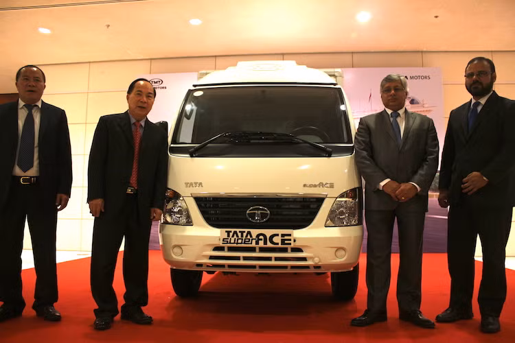 Vào ngày 9/9/2016 tại Hà Nội, hãng xe Ấn Độ Tata Motors cùng đơn vị liên doanh Công ty cổ phần ôtô TMT đã ra mắt chính thức chiếc xe tải dưới 1 tấn Tata Super Ace. Đây là mẫu xe đầu tiên được Tata đem tới Việt Nam, sau khi hãng chính thức công bố bước chân vào nước ta cách đây hơn 1 năm.