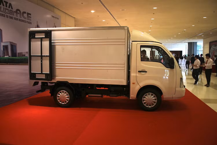 Ca4 2 phiên bản Super Ace đều có hệ dẫn động cầu sau, hộp số sàn 5 cấp, phanh đĩa trước và phanh tang trông phía sau. Theo Tata, mức tiêu thụ nhiên liệu của 2 phiên bản xăng và diesel lần lượt là 10,2 km/lít và 17,9 km/lít.