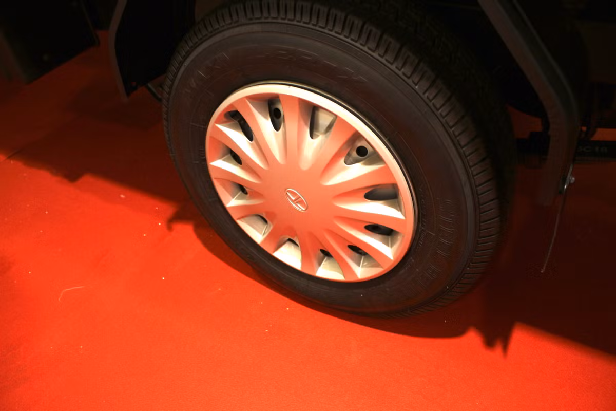 Super Ace sở hữu bộ lốp thành cao với vành đường kính 14 inch và khoảng sáng gầm 160 mm, khiến chiếc xe có thể leo các con dốc với độ nghiêng lên tới 27,5 (phiên bản chạy xăng) hoặc 39 độ (bản chạy diesel).