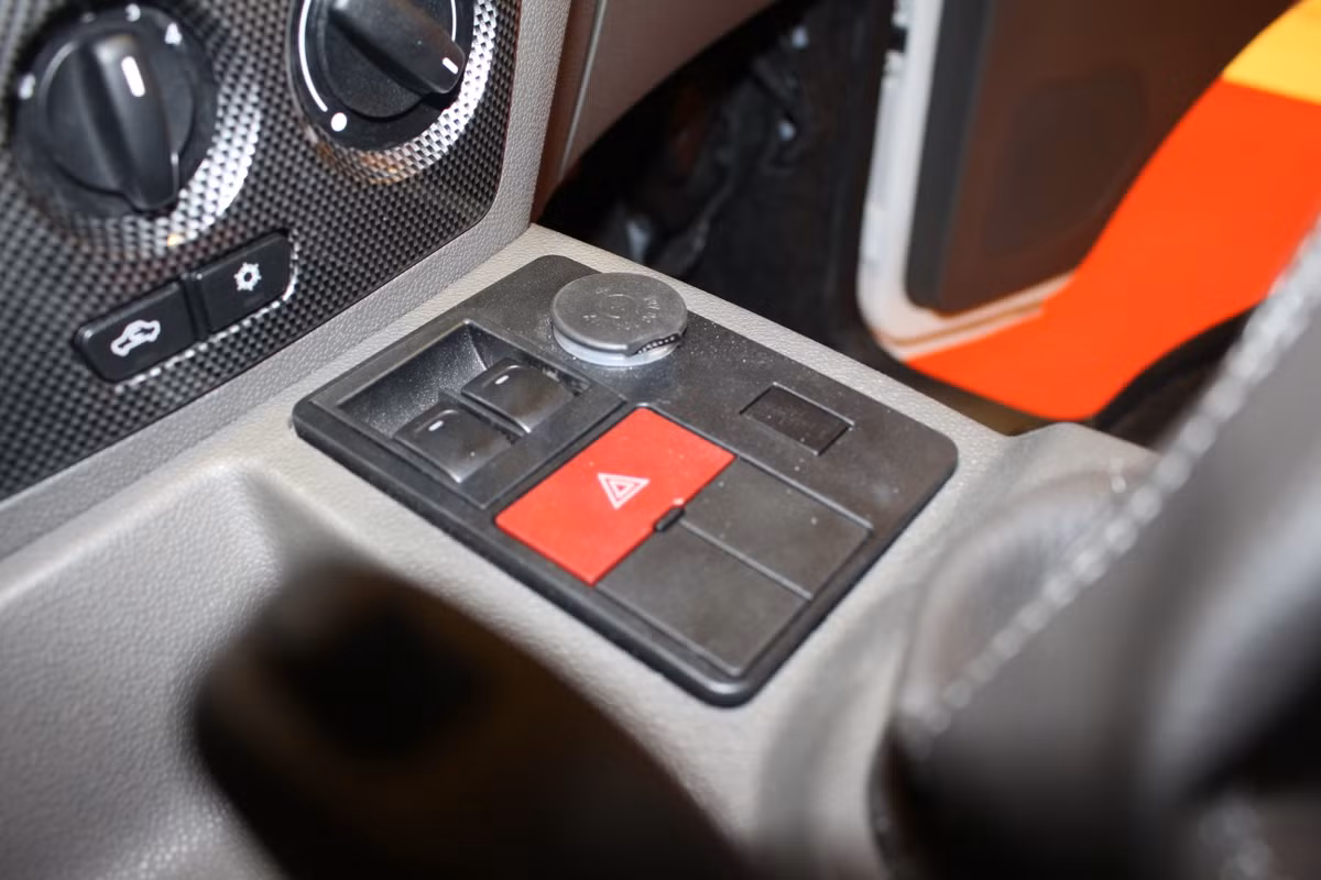 Các chi tiết ốp của Super Ace được sơn nhúng với vân giả carbon, đem tới cảm giác cao cấp hơn cho khoang lái. Cả 2 cửa kính bên của chiếc xe cũng được điều khiển điện với công tắc nằm ở bệ trung tâm. bên cạnh ổ điện 12V. Xe còn có hộp chứa đồ có khóa.