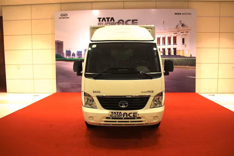 Ở bên ngoài, Super Ace có kiểu dáng đặc trưng của một chiếc xe tải, với điểm nhấn là phần đầu với 2 đèn pha lớn được bố trí hài hòa với lưới tản nhiệt rộng ở chính giữa mang logo Tata.