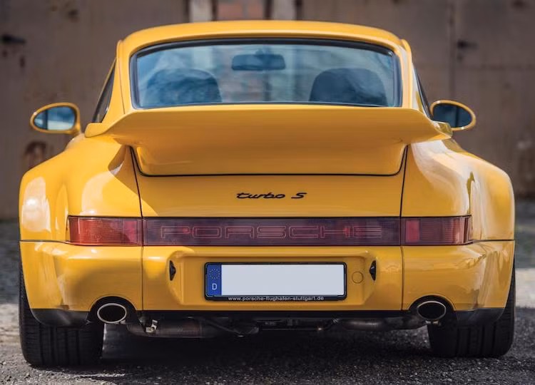 1993 Porsche 911 Turbo S Lightweight - Giá chốt: 974.000 Bảng Anh (tương đương 21,8 tỷ đồng)