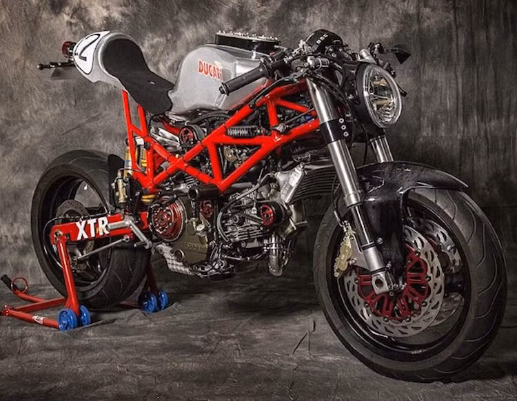 Với dàn phụ tùng "khủng" cùng óc thẩm mỹ và bàn tay của Pepo, chiếc Ducati Monster 1000 đời 2003 đã "lột xác" thành bản độ Extrema với vẻ ngoài cực thể thao, dữ dằn và ấn tượng.