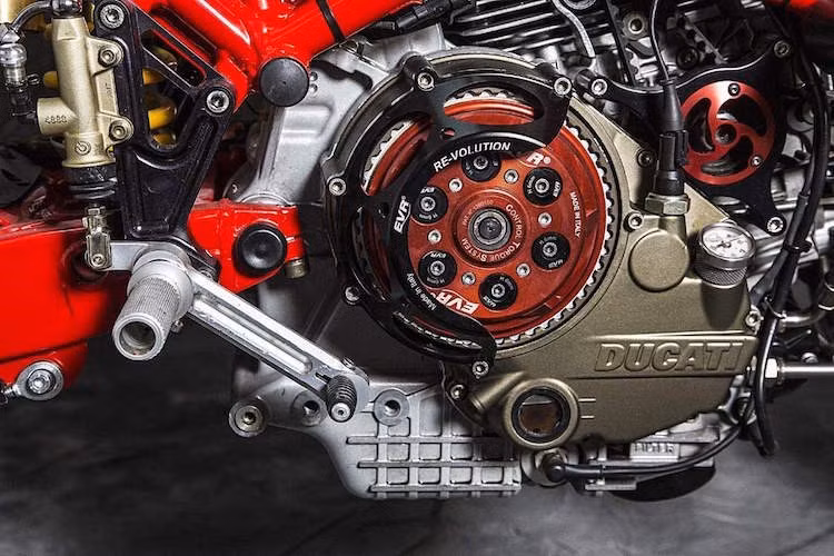 Với kiểu dáng dữ dằn, động cơ của chiếc xe cũng phải có "lực" tương xứng, chính vì vậy cỗ máy L-Twin nhà Ducati đã được độ lại với côn khô, lọc gió K&amp;N, xoáy xú-páp, ECU Mycrotech, lọc dầu Tamburini và vài "đồ chơi" khác.